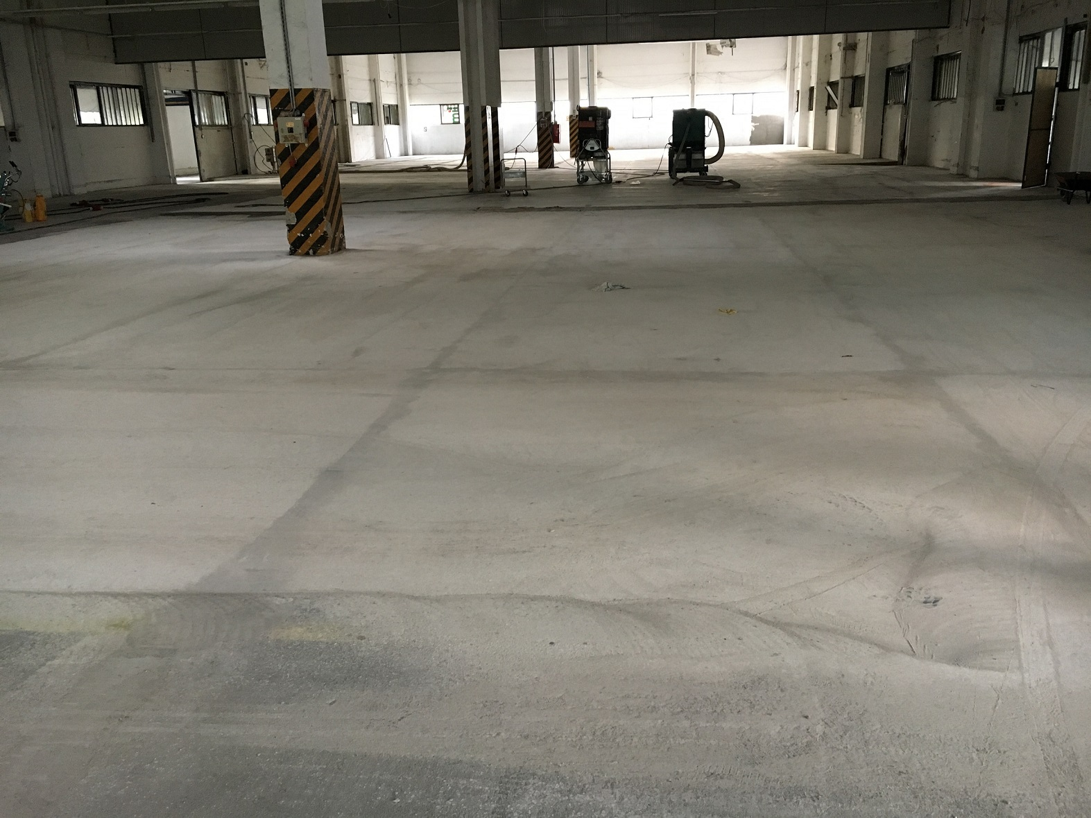 HTC Superfloor Renew betoncsiszolás, csiszolt beton, betonmarás, betonjavítás, dilatáció javítás