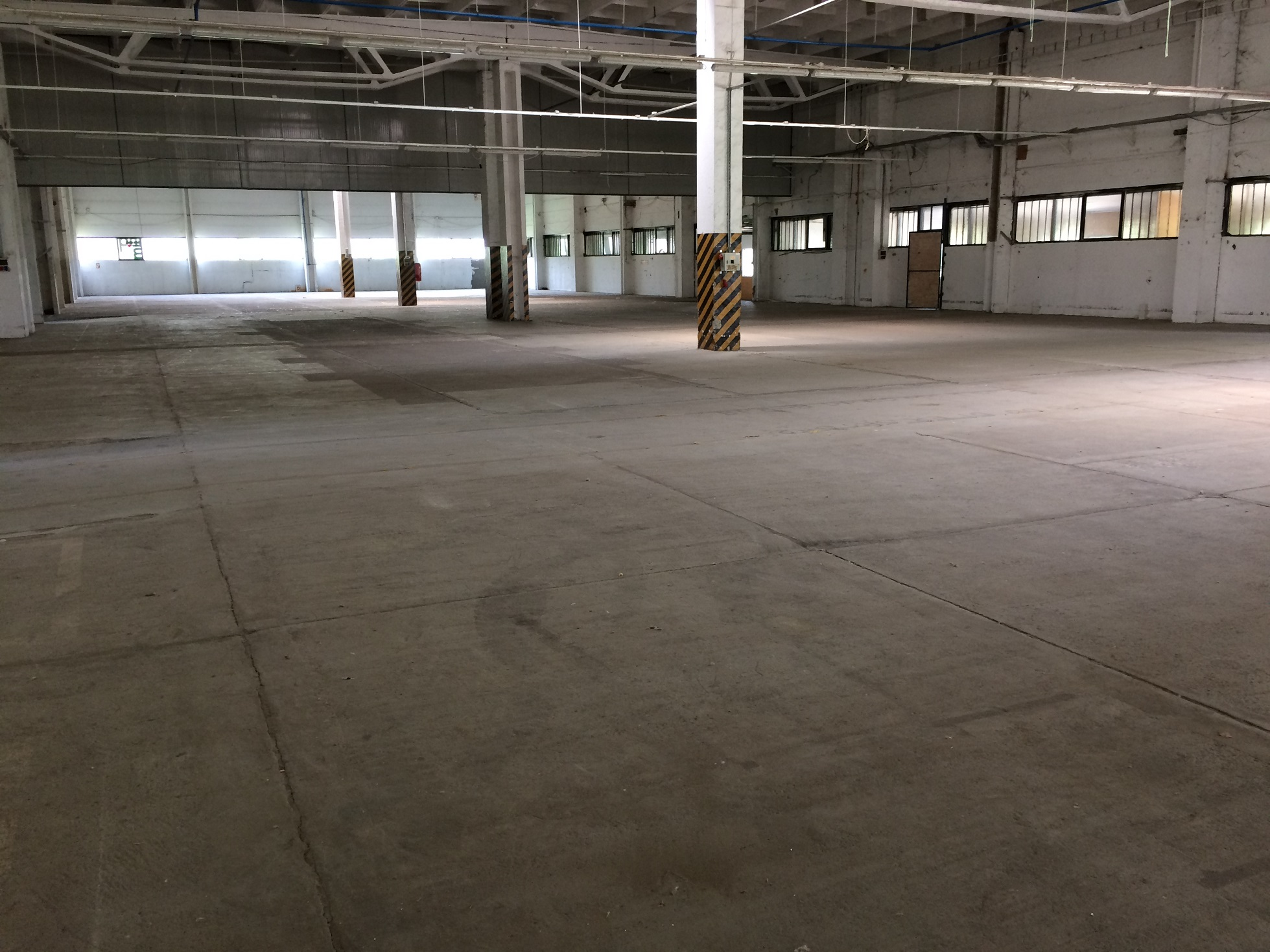 HTC Superfloor Renew betoncsiszolás, csiszolt beton, betonmarás, betonjavítás, dilatáció javítás
